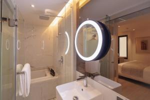 Phòng cao cấp có giường King (Premium Room with King Bed)