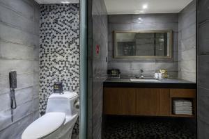 Phòng 4 người chung buồng tắm hạng phổ thông (Standard Quadruple Room without Window)