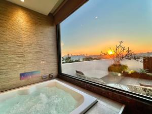 Phòng Đôi Loại Sang có Bồn Tắm Nước Khoáng và Gara (Deluxe Double Room with Spa Bath and Garage)