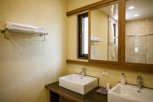 Phòng Phổ Thông Giường Đôi Không Có Cảnh (Economy Double Room without View)