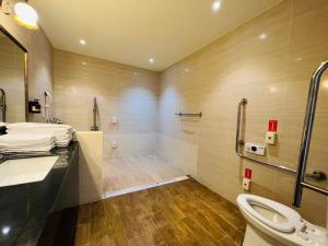 Phòng Gia đình - Thích hợp cho khách Khuyết tật (Family Room - Disability Access)