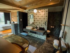 Phòng Giường Đôi Có Sân Hiên (Double Room with Terrace)
