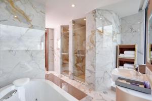 Suite Lớn – Được Vào Phòng Chờ Hội Viên (Executive Suite - Club Lounge Access Included)