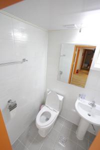 Phòng Đơn Với Phòng Tắm Chung (Single Room with Shared Bathroom)