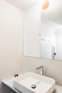 Apartment room in Fashionable apt in prime location! DA12