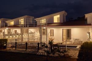 Nhà gỗ Hướng biển (Ocean View Cliff Pool Villa)