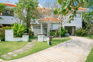 Biệt Thự Nhìn Ra Vườn (Villa with Garden View)