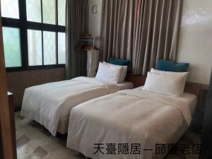 Phòng Deluxe Giường Đôi/2 Giường Đơn Có Ban Công (Deluxe Double or Twin Room with Balcony)