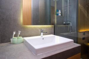 Phòng Hai Giường Đơn Loại Sang (Deluxe Twin Room)