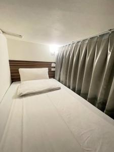 Phòng ngủ tập thể có tám giường (One bed in Female Dormitory)
