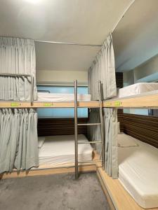 Phòng ngủ tập thể Nam chung bốn giường (One bed in Male Dormitory)