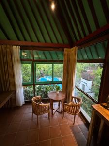 Suite Có Giường Cỡ King Nhìn Ra Hồ Bơi (King Suite with Pool View)