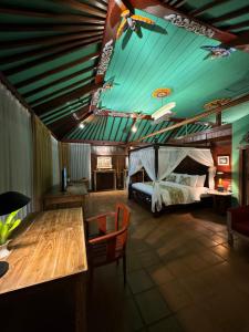 Suite Có Giường Cỡ King Nhìn Ra Hồ Bơi (King Suite with Pool View)
