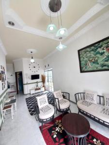 Nhà 3 Phòng Ngủ (Three-Bedroom House)