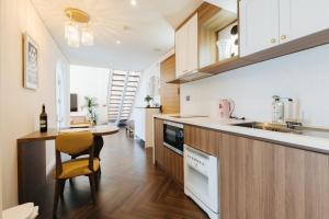 Suite Gia Đình Có Ban Công (Family Suite with Balcony)