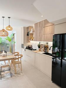 Nhà 3 Phòng Ngủ (Three-Bedroom House)