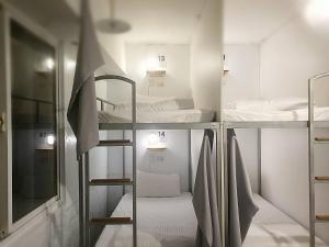 Giường Trong Phòng Nghỉ Tập Thể Cho Cả Nam Và Nữ 14 Giường (Bed in 14 Bed Mixed Dormitory Room)