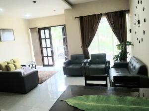 Nhà 3 Phòng Ngủ (Three-Bedroom House)