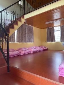 Giường Đơn Trong Phòng Nghỉ Tập Thể Cho Cả Nam Và Nữ (Single Bed in Mixed Dormitory Room)