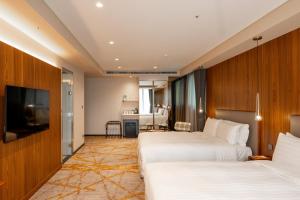 Phòng Deluxe giường đôi Có ban công (Deluxe Double Balcony Room)