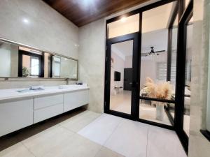 Nhà 7 Phòng ngủ (Seven-Bedroom House)