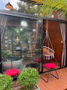 Bungalow với Sân hiên (Bungalow with Patio)