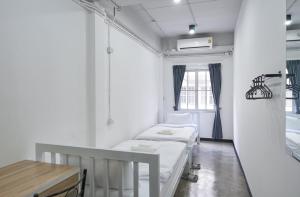 Phòng 2 giường đơn có phòng tắm dùng chung (Twin Room with Shared Bathroom)