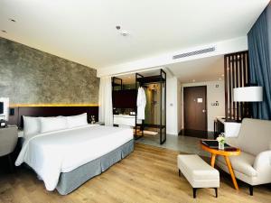 Phòng Deluxe Giường Đôi Hướng Phố (Deluxe City View Double Room)