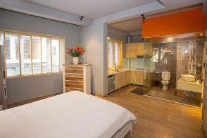Phòng Giường Đôi Lớn Loại Sang (Deluxe Queen Room)