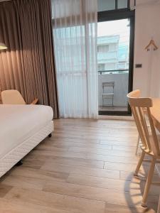 Phòng Giường Đôi Có Ban Công (Double Room with Balcony)