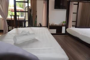 Phòng Gia đình Nhìn ra Vườn (Family Room with Garden View)