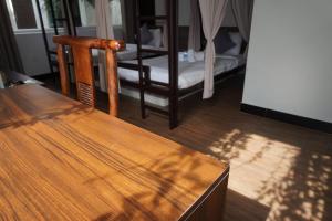 Phòng Gia đình Nhìn ra Vườn (Family Room with Garden View)