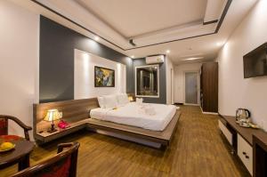 Phòng Có Giường Cỡ King Nhìn Ra Hồ Bơi (King Room with Pool View)