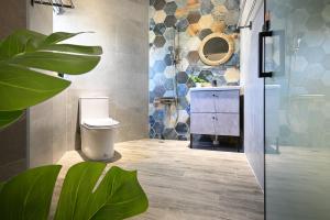 Phòng gia đình với phòng tắm riêng. (Family Room with Private Bathroom)