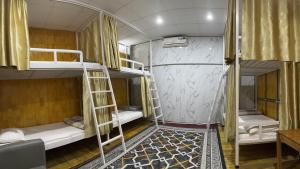 Giường trong phòng ngủ tập thể nữ 8 người (Bed in 8-Bed Female Dormitory Room)