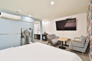 Suite Room with 2 Computers