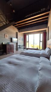 Phòng Gia đình nhìn ra Núi (Family Room with Mountain View)