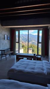 Phòng Gia đình nhìn ra Núi (Family Room with Mountain View)