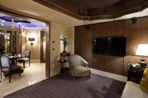Suite Đẳng Cấp Giường Lớn – Bao Gồm Bữa Sáng, Không Bao Gồm Phí Đỗ Xe (Premier King Suite - Breakfast Included, No Parking Fee Included)