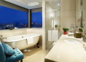 Suite Đẳng Cấp Giường Lớn – Bao Gồm Bữa Sáng, Không Bao Gồm Phí Đỗ Xe (Premier King Suite - Breakfast Included, No Parking Fee Included)