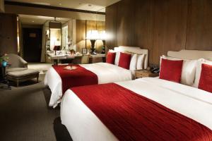 Deluxe Family 2 Queen Beds Room - No Parking Fee Included