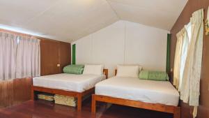 Phòng Gia đình Nhìn ra Vườn (Family Room with Garden View)