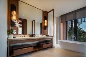 Suite Hạng Tổng thống Nhìn ra Biển (Presidential Suite with Ocean View)
