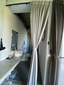 Phòng Đôi Loại Sang có Bồn Tắm (Deluxe Double Room with Bathtub)