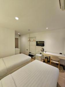 Phòng Hai Giường Đơn Tiêu Chuẩn không có Cảnh (Standard Twin Room without View)