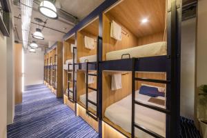 Phòng Tập Thể Chỉ Cho Nữ Có Giường Đơn (Female Only Dormitory Room with Single Bed)