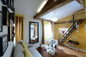 Studio with Single Mezzanine (3 Adults) - E5DD Yellow Cake room in Les Patios du Marais 2