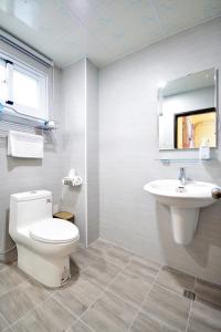 Phòng gia đình với phòng tắm riêng. (Family Room with Private Bathroom)