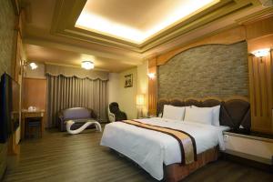 Queen Room with Spa Bath (Check-in after 20:00)