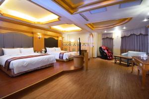Queen Room with Spa Bath (Check-in after 20:00)